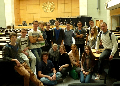 Gruppenfoto im Plenarsaal der UNO in Genf.